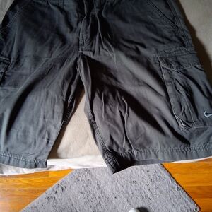 Nike Men's Black Cargo Shorts Size 34 In Good Condition.